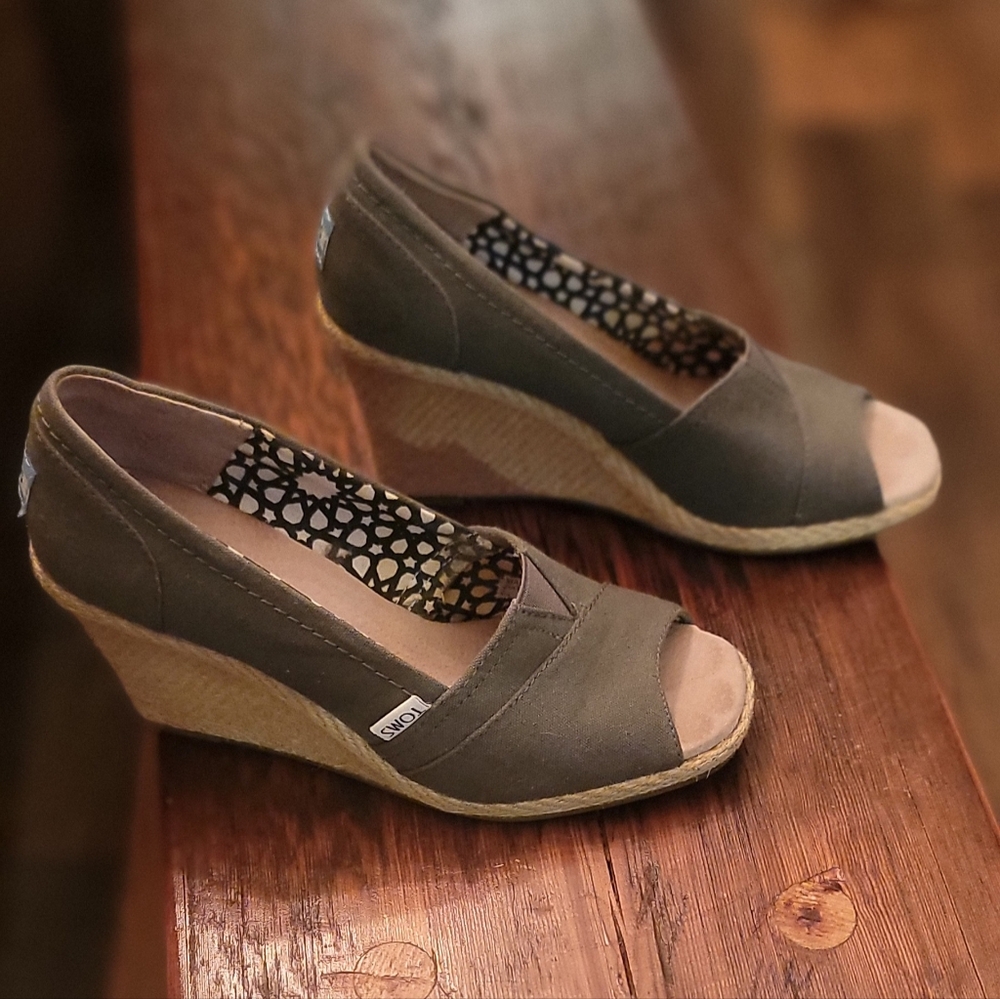 Toms Women's Wedge Shoes in Gray